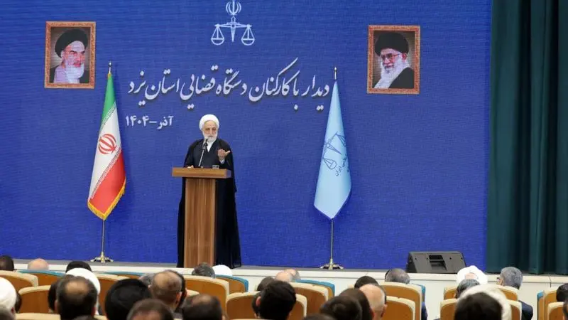 	حجت‌الاسلام والمسلمین محسنی اژه‌ای، در جریان سفر به استان یزد، در جمع کارکنان دستگاه قضایی این استان	