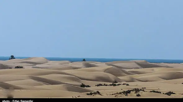 سفر به روستای عجیبی که تماشای تلاقی دریا و کویر هر بیننده‌ ای را حیرت‌ زده می‌ کند / عکس