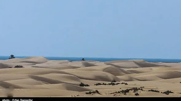 سفر به روستای عجیبی که تماشای تلاقی دریا و کویر هر بیننده‌ ای را حیرت‌ زده می‌ کند / عکس