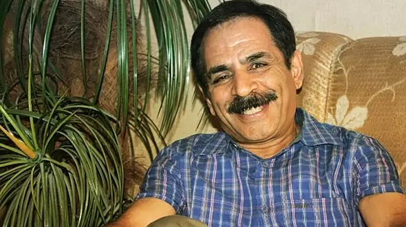 فیلم / نگاهی به چیدمان اصیل ایرانی خانه قدرت‌الله ایزدی, عمو رشید و زن دومش/ از ترمه های خوشرنگ بافت اصفهان تا فرش های خوش نقش و تابلوهای نقره کوب ...