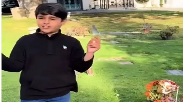 فیلم آواز پر خاطره /  نوه هایده سر مزار مادربزرگش زندگی سلام رو می خونه ! / چه شباهت صدایی !