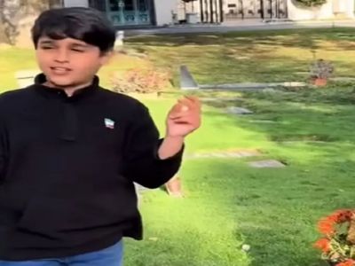فیلم آواز پر خاطره /  نوه هایده سر مزار مادربزرگش زندگی سلام رو می خونه ! / چه شباهت صدایی !
