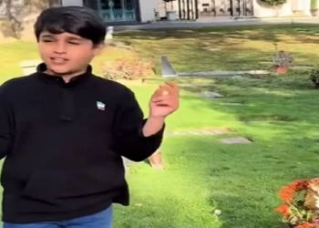 فیلم آواز پر خاطره /  نوه هایده سر مزار مادربزرگش زندگی سلام رو می خونه ! / چه شباهت صدایی !