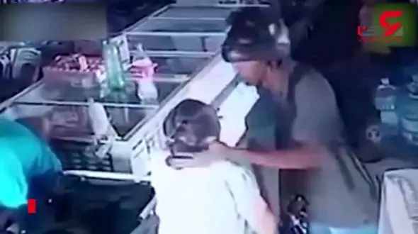 اقدام عجیب سارق مسلح با یک پیرزن در صحنه سرقت در برزیل ! + فیلم