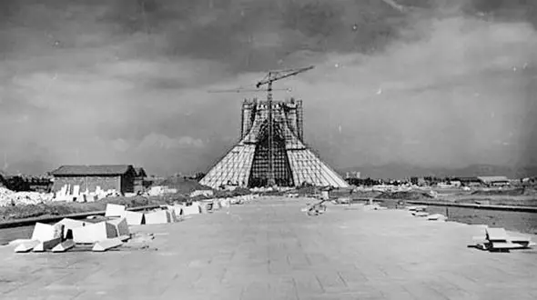 ببینید / لحظه ساخت برج میدان آزادی در سال 1349 + فیلم