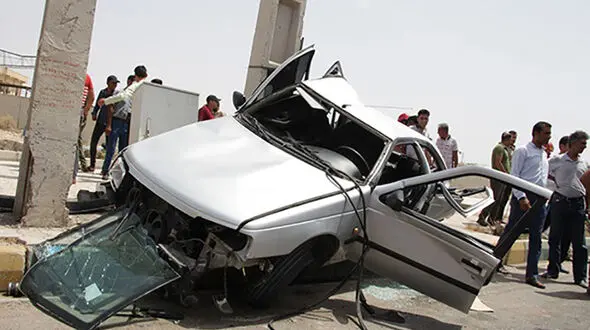 برخورد وحشتناک پژو با تیر برق در بابل + عکس