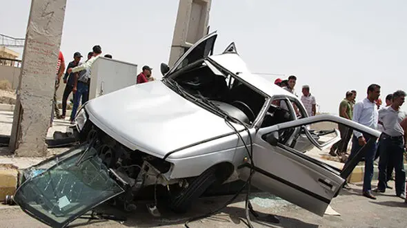 برخورد وحشتناک پژو با تیر برق در بابل + عکس