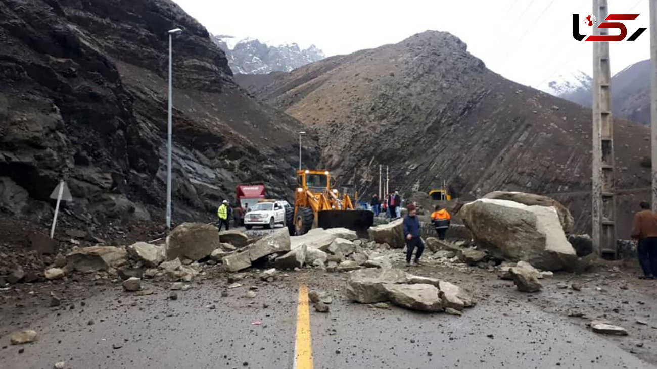 ترافیک سنگین و احتمال سقوط سنگ در جاده چالوس
