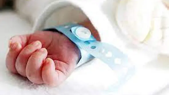 ببینید / بازی با جان یک نوزاد توسط پدر سر به هوا