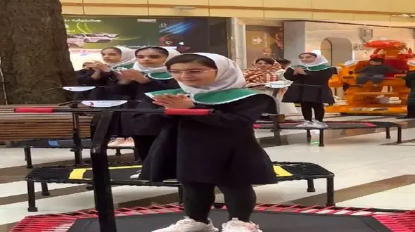 فیلم آواز باشکوه و شاد /  معلم بچه هارو برد مرکز خرید آهنگ آذری گذاشت رو ترامپولین چه رقص هماهنگی رفتن !