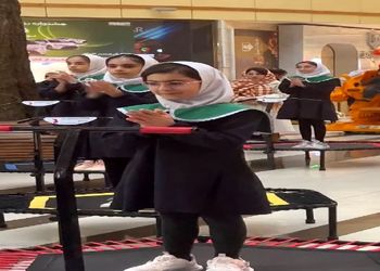 فیلم آواز باشکوه و شاد /  معلم بچه هارو برد مرکز خرید آهنگ آذری گذاشت رو ترامپولین چه رقص هماهنگی رفتن !