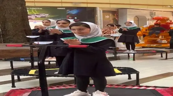 فیلم آواز باشکوه و شاد /  معلم بچه هارو برد مرکز خرید آهنگ آذری گذاشت رو ترامپولین چه رقص هماهنگی رفتن !