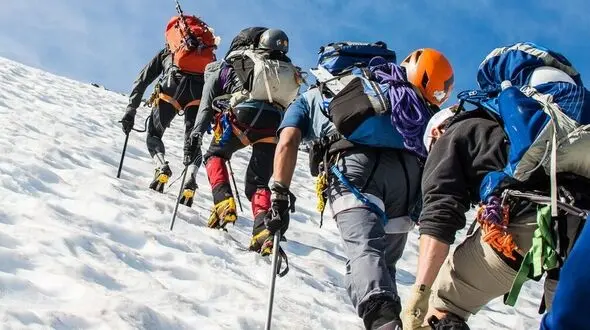 نجات نفس‌گیر 17 کوهنورد در دل کوه تنگ‌زندان استان فارس 