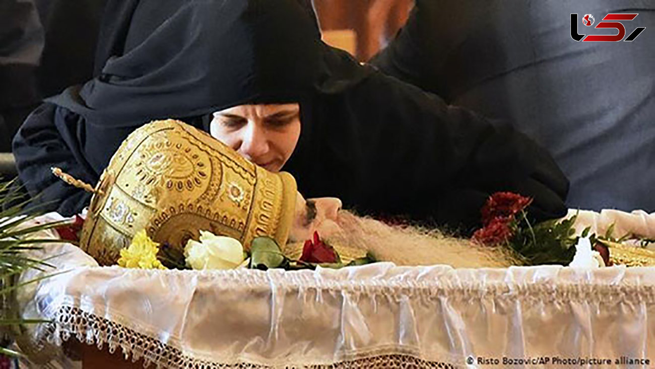 بوسیدن جنازه اسقف اعظم مبتلا به کرونا + عکس
