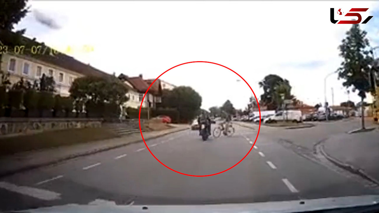فیلم لحظه خوش شانسی بزرگ این دوچرخه سوار وسط خیابان
