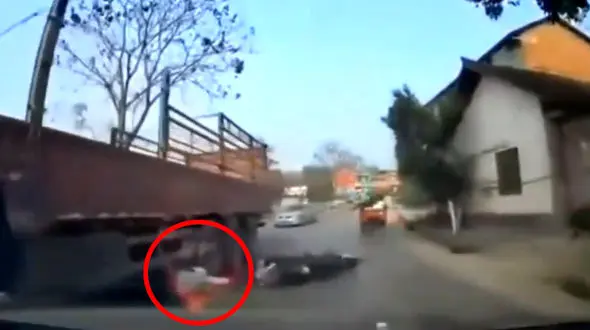 ببینید / نجات معجزه آسای موتور سوار از یک قدمی مرگ