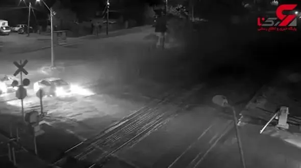 حادثه وحشتناک برای راننده عجول روی ریل قطار + فیلم