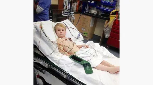 پسر بچه‌ خوش شانس از دست مار کشنده نجات یافت +عکس