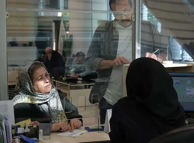 صف‌ های طولانی و کارهای نیمه‌ تمام مردم پیامد کشیک بانک‌ های دولتی در روزهای پنجشنبه!