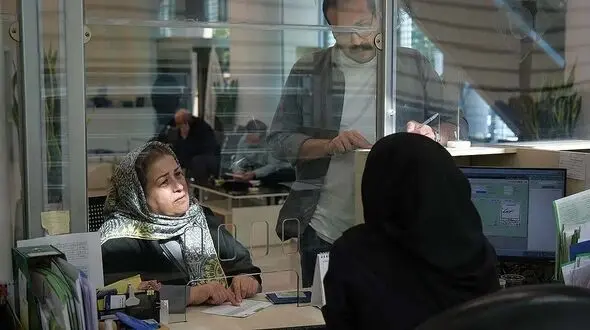 صف‌ های طولانی و کارهای نیمه‌ تمام مردم پیامد کشیک بانک‌ های دولتی در روزهای پنجشنبه!