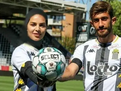 عکس/ یادی کنیم  از شادی دیدنی بازیکن تیم ملی با فرزند خردسالش بعد از پیروزی در مقابل ژاپن/چه دوست داشتنی هم هست!