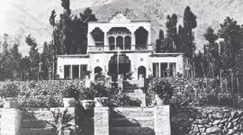 عکس سفر در زمان / دکوراسیون داخلی یک خانۀ اعیانی در دوران قاجار / فرش عاس اصیل ایران که تابلوهای دیوارند با میلمانی اروپایی