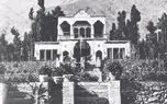 عکس سفر در زمان / دکوراسیون داخلی یک خانۀ اعیانی در دوران قاجار / فرش عاس اصیل ایران که تابلوهای دیوارند با میلمانی اروپایی