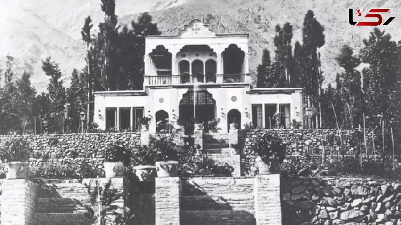 عکس سفر در زمان / دکوراسیون داخلی یک خانۀ اعیانی در دوران قاجار / فرش عاس اصیل ایران که تابلوهای دیوارند با میلمانی اروپایی
