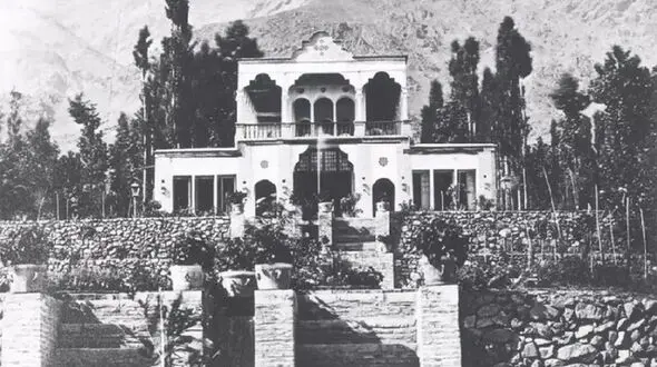 عکس سفر در زمان / دکوراسیون داخلی یک خانۀ اعیانی در دوران قاجار / فرش عاس اصیل ایران که تابلوهای دیوارند با میلمانی اروپایی