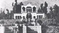 عکس سفر در زمان / دکوراسیون داخلی یک خانۀ اعیانی در دوران قاجار / فرش عاس اصیل ایران که تابلوهای دیوارند با میلمانی اروپایی