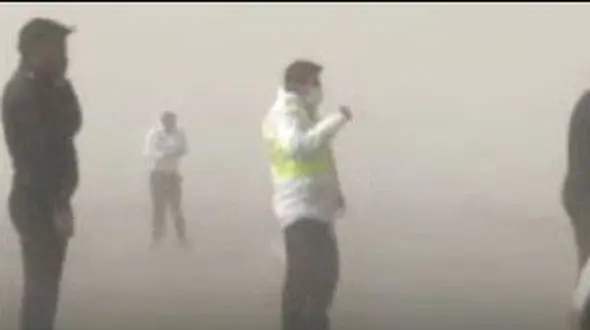 فیلم خدمت رسانی پلیس در سخت ترین شرایط آب و هوایی به مردم در جاده کرمان یزد 