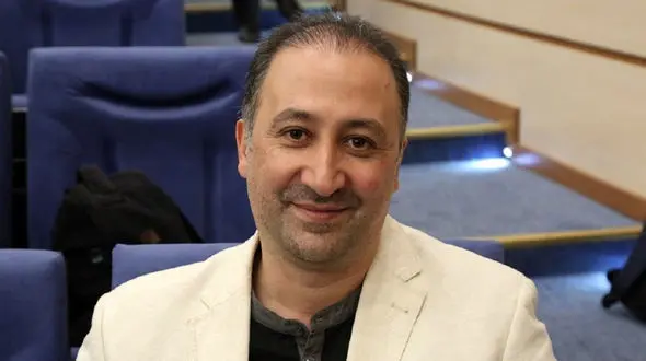 فیلم دختر برهنه پوش در خانه محمد دلاوری! / واکنش آقای مجری چه بود ؟!