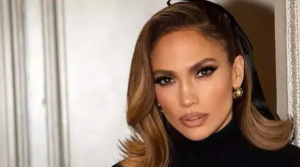  مانیکور خیره کننده جنیفر لوپز با ورق طلا ! + جدیدترین عکس در عجیب ترین لباس