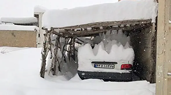 زیر برف ماندن خودرو در  پیرانشهر + فیلم