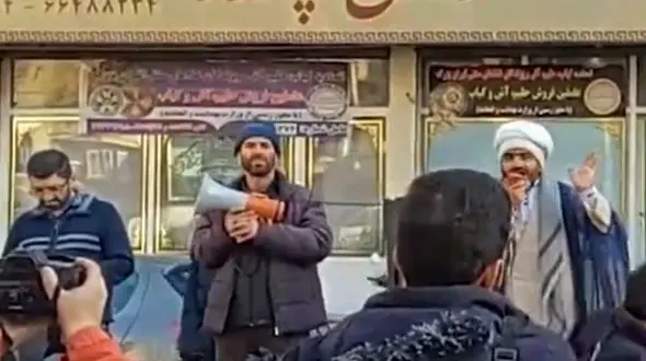 فیلم واکنش پلیس به تجمع غیر قانونی در خیابان پاستور / حمله افراد معلوم الحال به ماموران