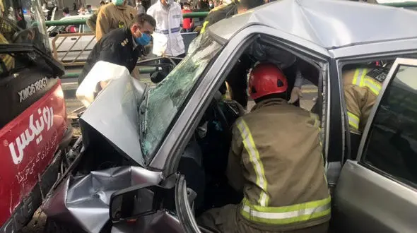 پراید در تصادف با اتوبوس بی آر تی پرس شد + 5 عکس و فیلم