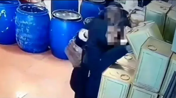 فیلم سرقت حیرت آور 2 زن ! / واقعا چطور حلب روغن 15 کیلویی رو برد !