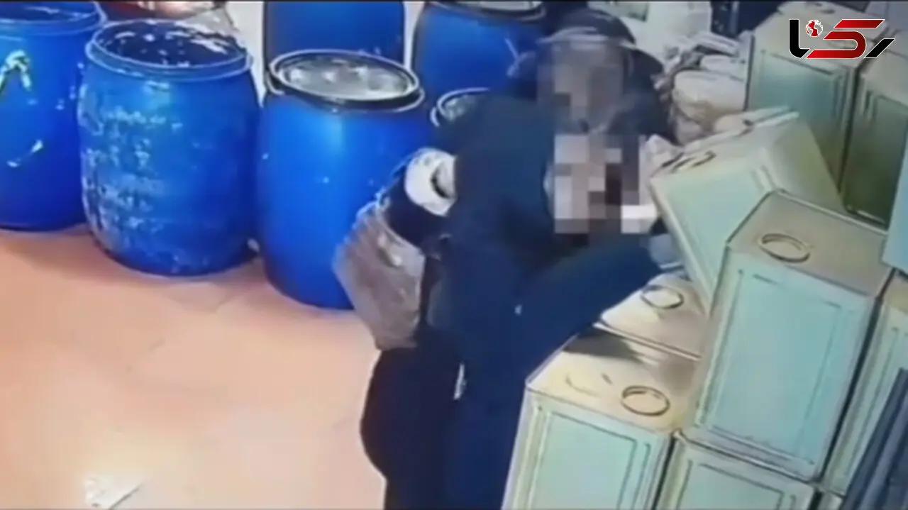 فیلم سرقت حیرت آور 2 زن ! / واقعا چطور حلب روغن 15 کیلویی رو برد !
