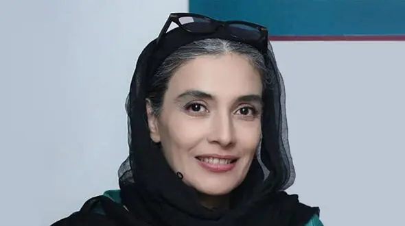 استایل سراسر مشکی لیلا زارع در افتتاحیه نمایش پسرش مورد توجه قرار گرفت / سادگی شیک لیلا زارع
