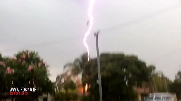 شکار لحظه برخورد رعد و برق به تیر چراغ برق + فیلم