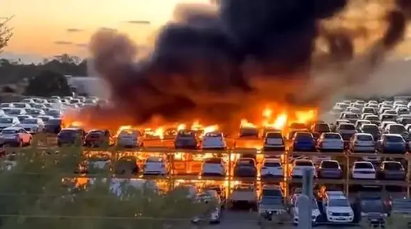 برقراری حکومت نظامی شبانه در برخی شهرهای فرانسه/ معترضان یک پارکینگ خودروهای نو را به آتش کشیدند