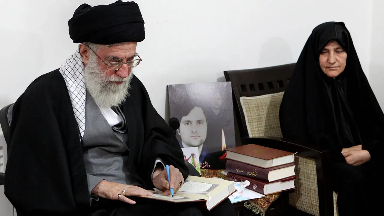 حضرت آیت‌الله خامنه‌ای رهبر انقلاب اسلامی پنجشنبه شب ( 29 / 10 / 1390 ) با حضور در منزل شهید داریوش رضایی‌نژاد، از شهدای نخبه‌ی صنعت هسته‌ای کشور، از نزدیک با خانواده‌ی این شهید عزیز دیدار و گفت‌وگو کردند.