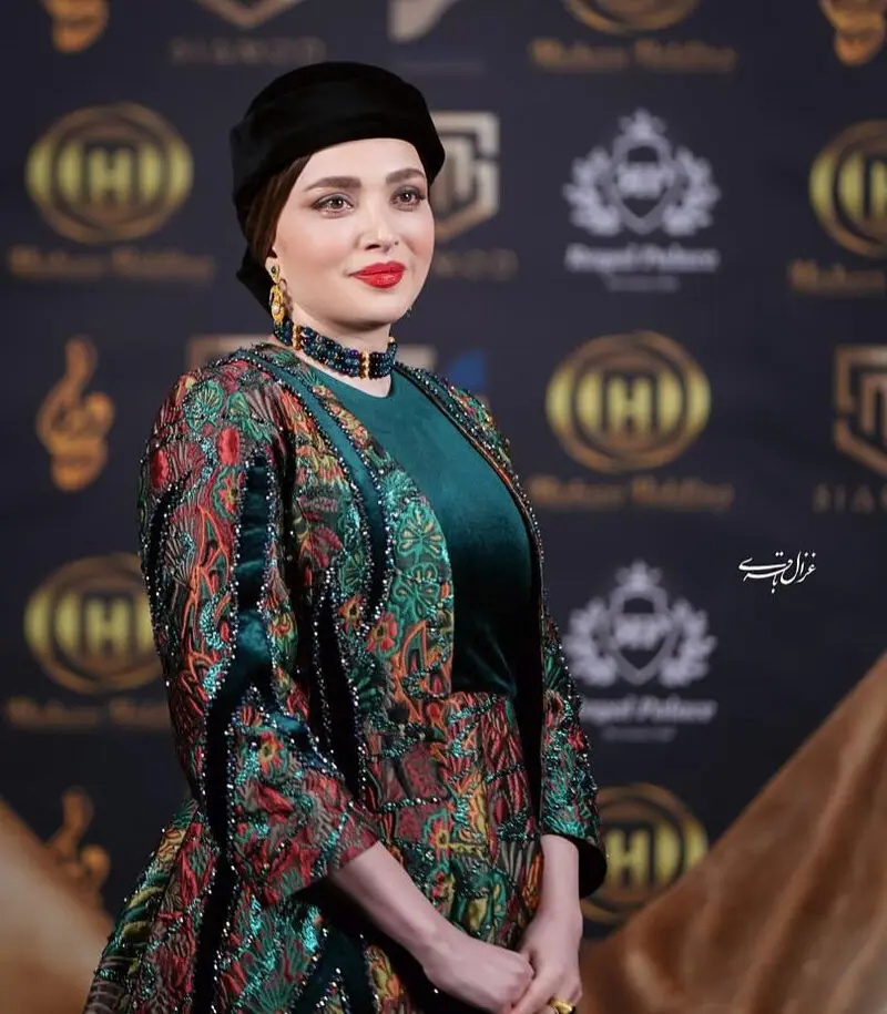 یادی کنیم از استایل سلطنتی بهنوش طباطبایی در جشن حافظ/ کت و دامن ژاکارد با توربان مخملی / الحق که ملکه زیبایی ایرانه