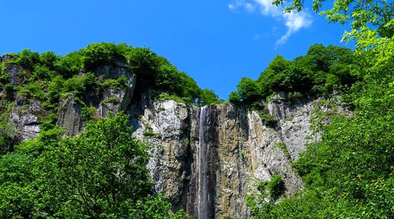 راهنمای کامل سفر به آبشار لاتون؛ بلندترین آبشار ایران + فیلم و عکس
