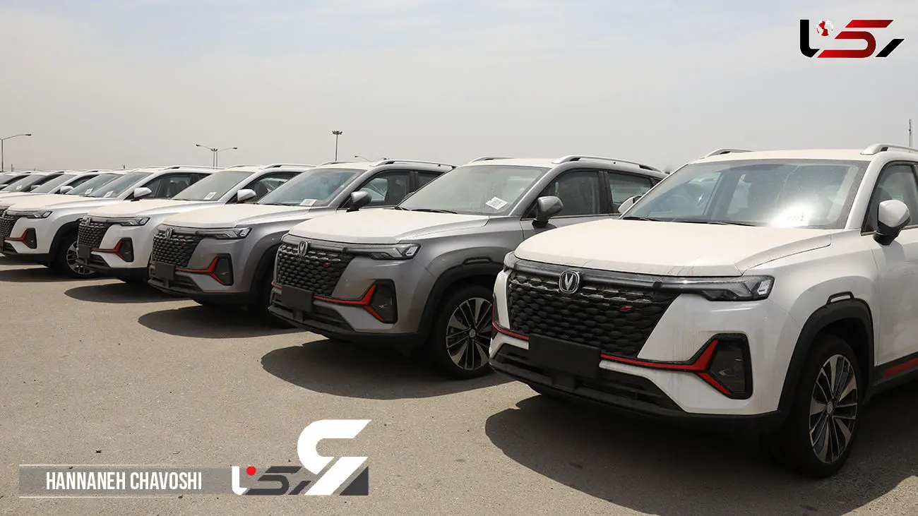 تعدادی از خودروهای وارداتی با حضور وزیر صمت تحویل متقاضیان شد