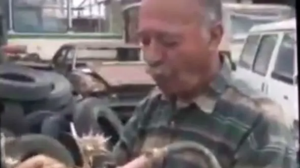 ببینید / فیلم باورنکردنی و عجیب از مردی که خار می‌خورد!+ فیلم