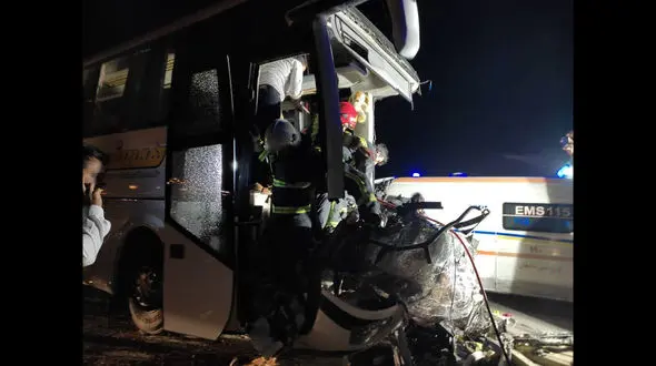 تصادف مرگبار کامیون با اتوبوس مسافربری در جاده دامغان