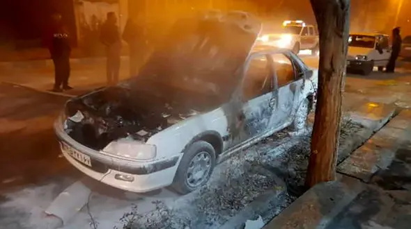 خودروی رئیس هیئت فوتبال ساوه به آتش کشیده شد / بدون پلاک فرار کرد! + عکس