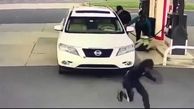 فیلم وحشتناک از زورگیری و سرقت خودروی زن جوان در پمپ بنزین / دزدان فرزند زن جوان از داخل خودرو بیرون انداختند