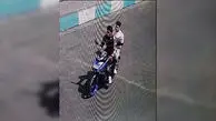 فیلم / این موبایل قاپ ها می شناسید ؟! / سرقت گوشی دختر جوان در روز روشن در کمتر از چند ثانیه